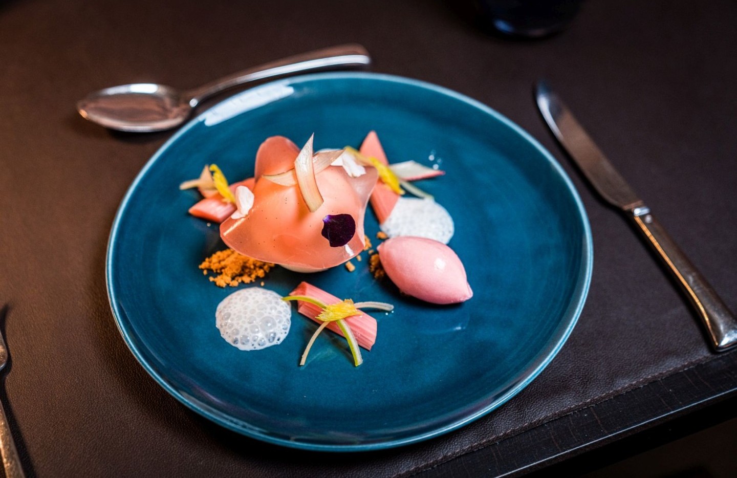 Mandelblüte und Rhabarber